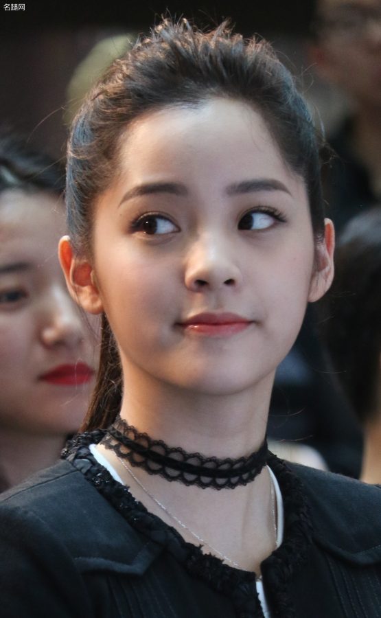 欧阳娜娜牛仔裤细高跟光滑脚背，尖头细高跟还是红底的(14/19)