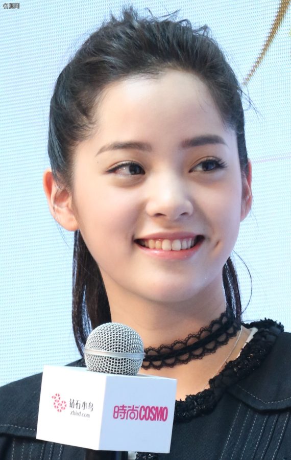 欧阳娜娜牛仔裤细高跟光滑脚背，尖头细高跟还是红底的(17/19)