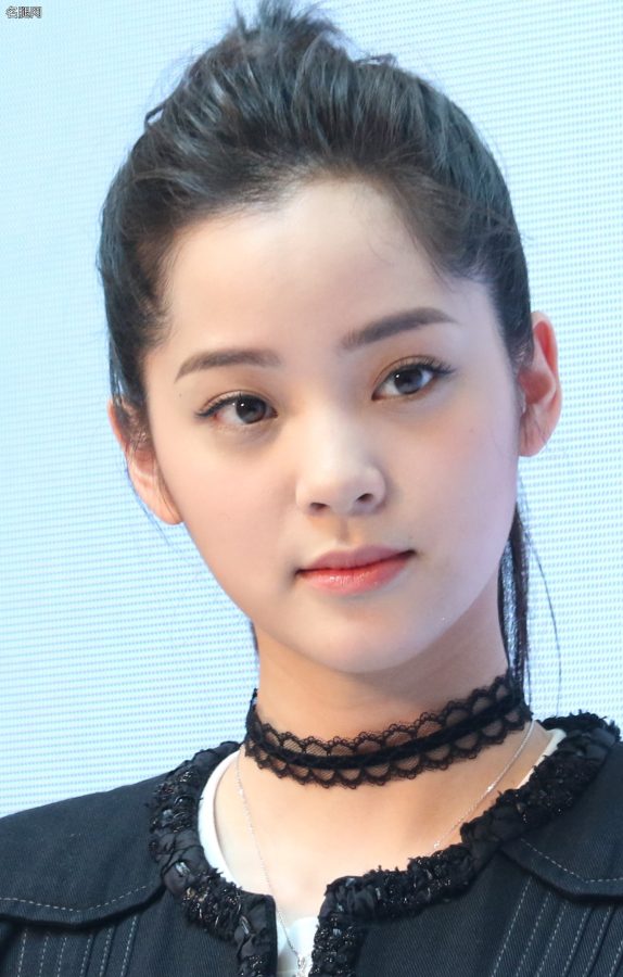 欧阳娜娜牛仔裤细高跟光滑脚背，尖头细高跟还是红底的(19/19)