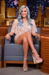 钱婆Kesha长腿录节目二郎腿性感