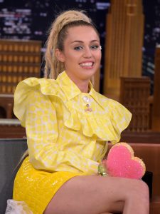 歌手Miley Cyrus着装奇异看腿就好