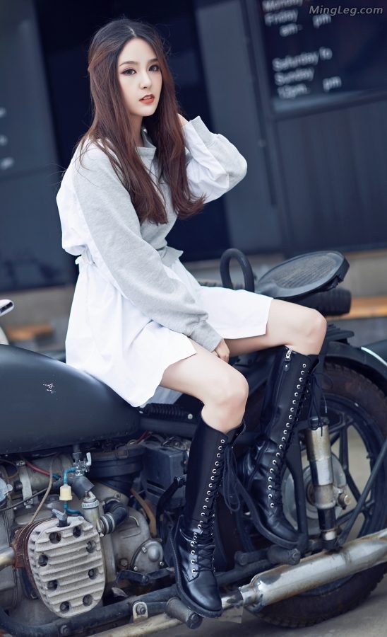 美女游戏解说Rita短裙里边是牛仔短裤(2/2)