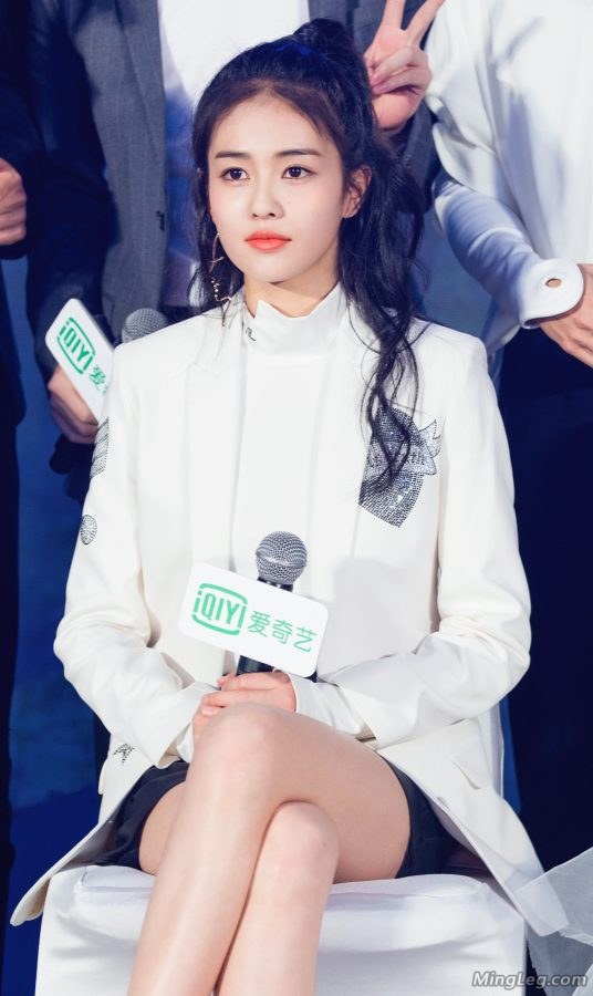 94年小美女白鹿这两条腿一叠坐姿真吸引人(5/8)