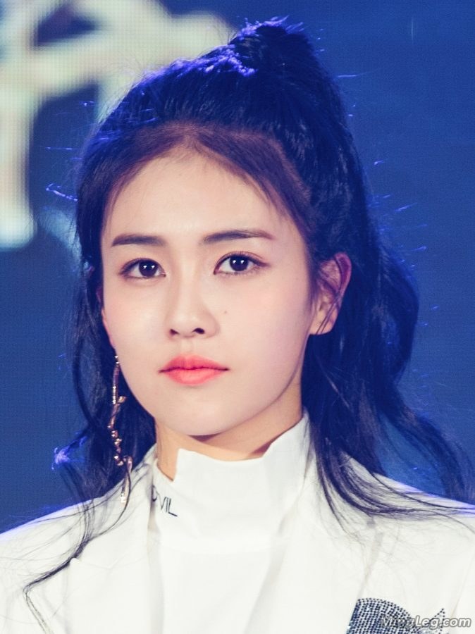 94年小美女白鹿这两条腿一叠坐姿真吸引人(7/8)