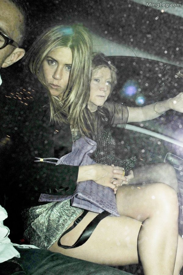 狗仔队拍Jennifer Aniston车内的大腿（第2张/共5张）
