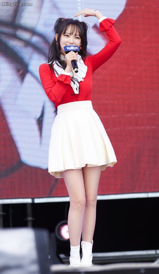 Cheng Xiao's beautiful legs in white boots kawaii(2/4)