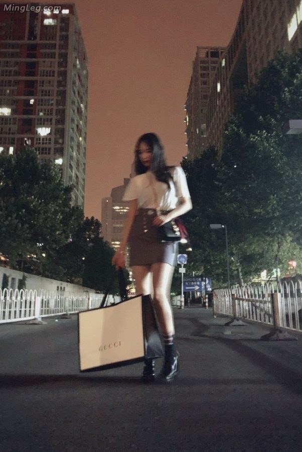 程潇大晚上在街上秀腿注意安全(1/6)