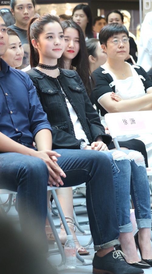 欧阳娜娜牛仔裤细高跟光滑脚背，尖头细高跟还是红底的(11/19)