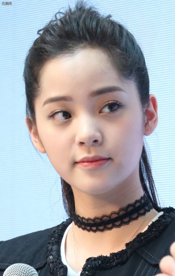 欧阳娜娜牛仔裤细高跟光滑脚背，尖头细高跟还是红底的(15/19)