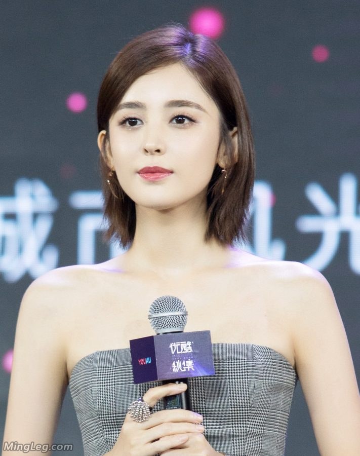 Guli Nazha's trousers, high heels and attractive shoulders(3/15)