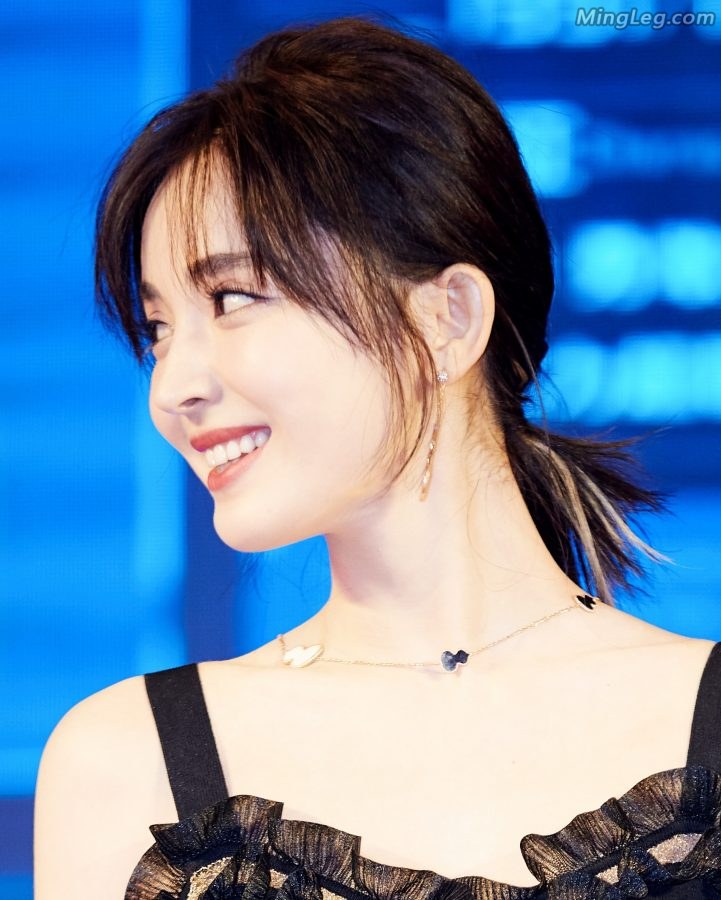 古力娜扎低胸美背玉美人(4/12)