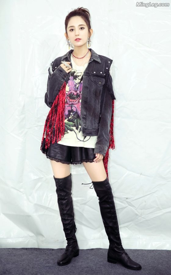 The photo of Gulina Zha's beautiful legs in black leather boots is a bit cool(3/7)