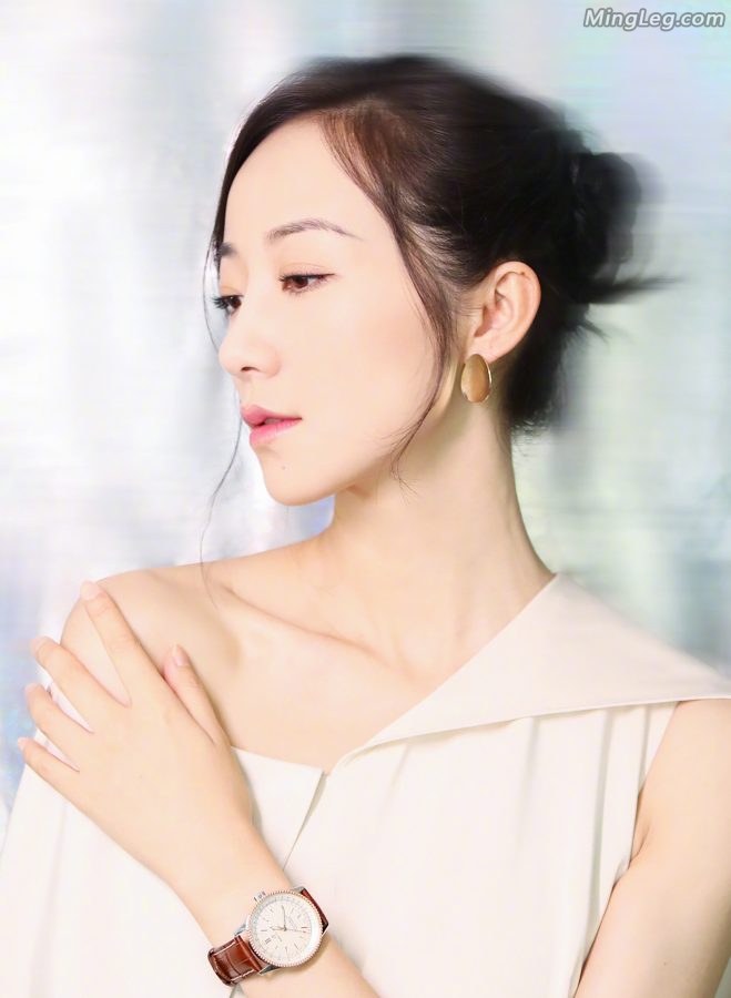 韩雪气质高贵代言名表 开衩裙里伸出白皙玉腿(4/10)
