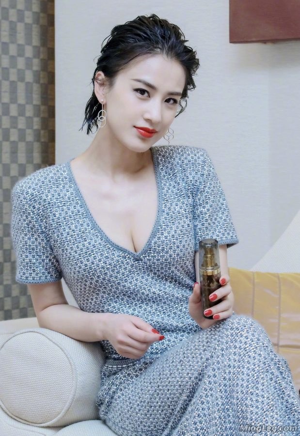 黄圣依现在是秀奶的时刻(1/3)