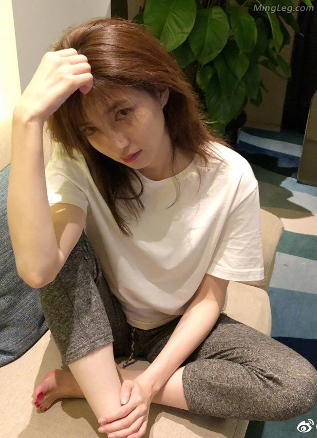 江疏影居家盘腿光脚丫让你看个够(1/4)