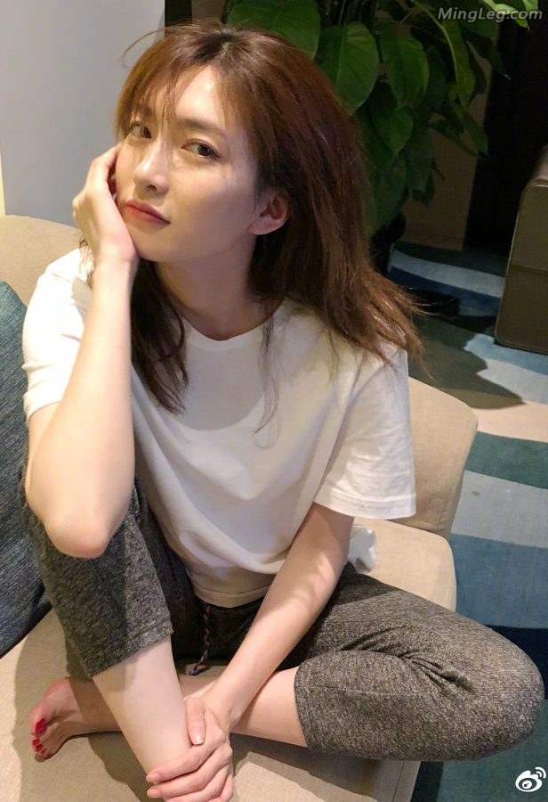 江疏影居家盘腿光脚丫让你看个够(2/4)