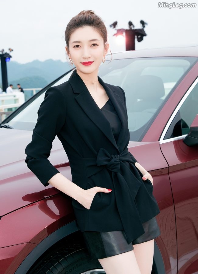 江疏影美腿玉足代言奥迪Q5开始舔屏(2/4)