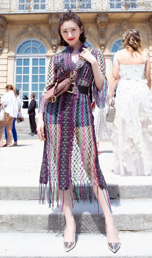Jing Tian's long legs in a transparent gauze skirt at a grand fashion event(1/12)