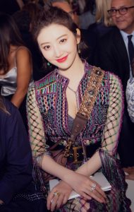 景甜参加盛大时尚活动透明纱裙里的大长腿