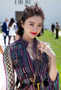 景甜参加盛大时尚活动透明纱裙里的大长腿