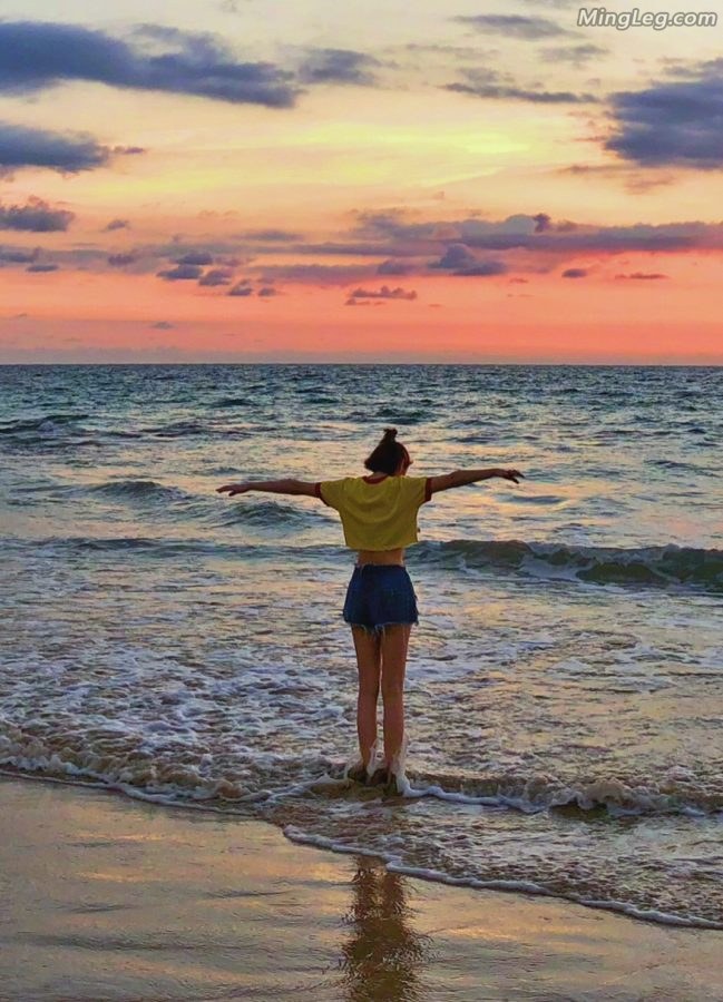 Seaside scene at sunset with bare legs and feet(3/8)