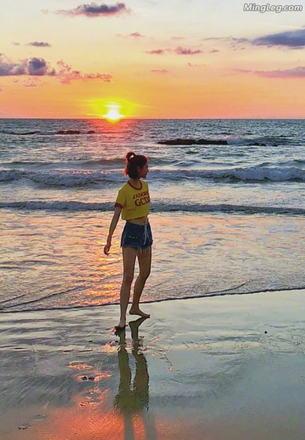 Seaside scene at sunset with bare legs and feet(6/8)