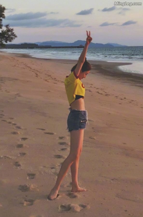 夕阳下的海边景甜光着腿和脚丫(7/8)