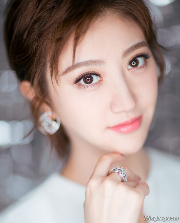 景甜小甜甜带美瞳的美腿小妞(8/9)