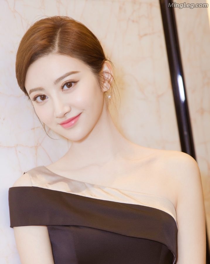景甜香肩嫩脚标志的西安美人(3/9)
