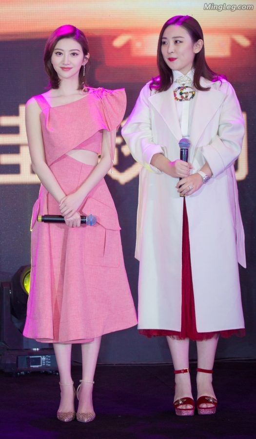景甜这衣服有特点天热能当扇子用(1/7)