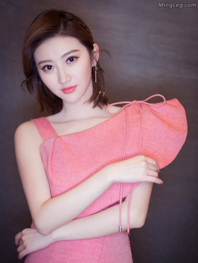 景甜这衣服有特点天热能当扇子用(3/7)