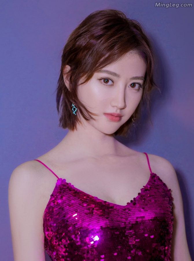 Jing Tian's beautiful purple skirt reveals her breasts slightly(3/8)