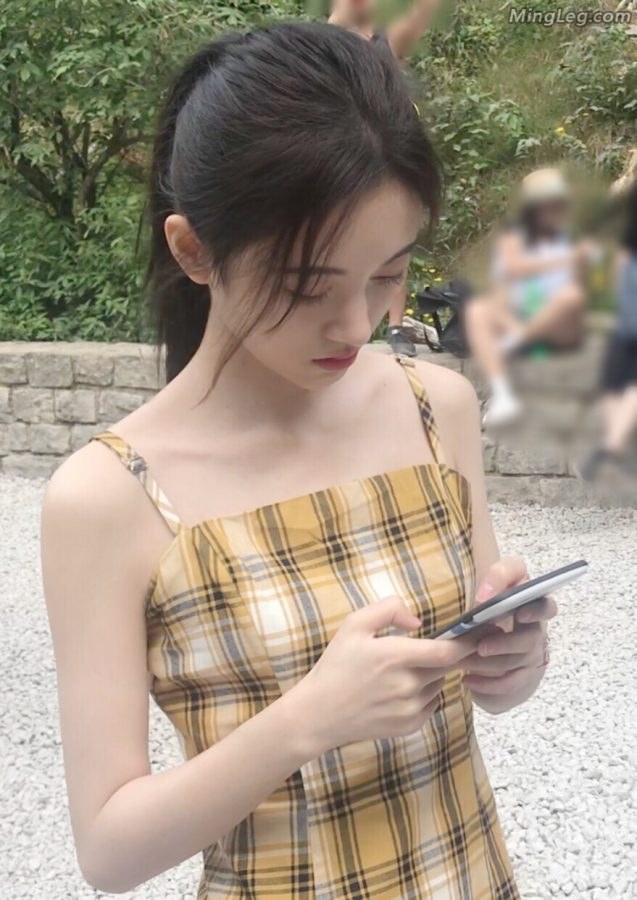 鞠婧祎短裙户外活动背影100分(1/2)