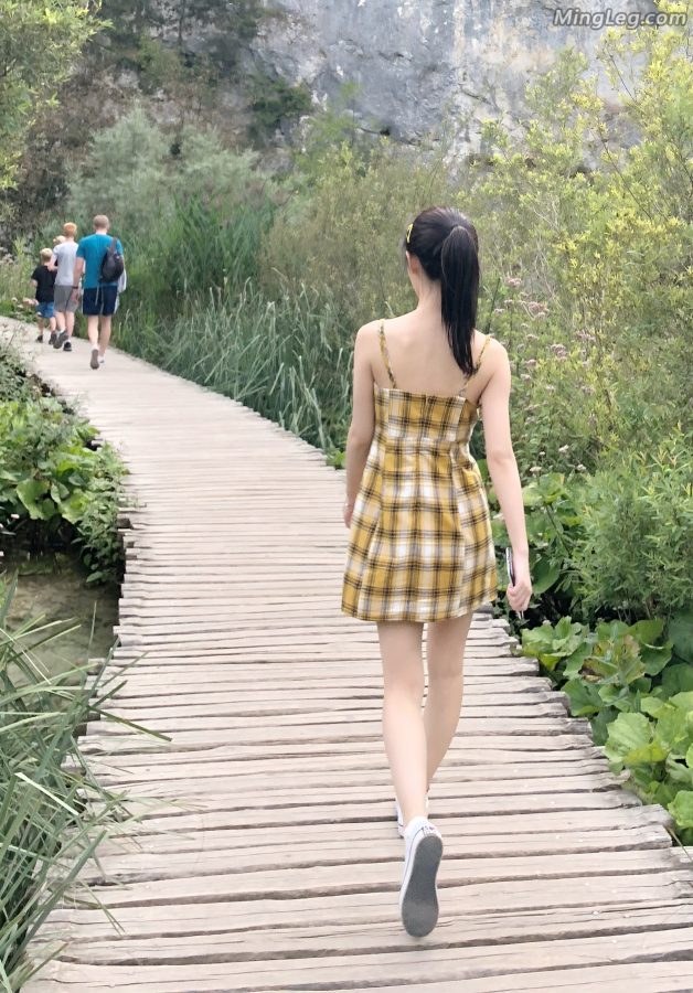 鞠婧祎短裙户外活动背影100分(2/2)