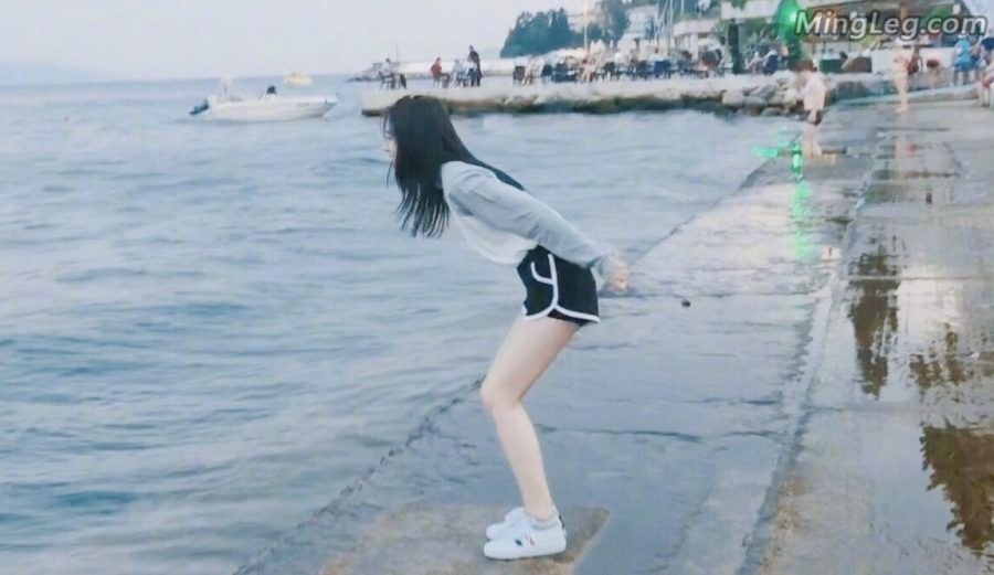 鞠婧祎玩滑梯跷跷板白腿看的流口水(3/7)