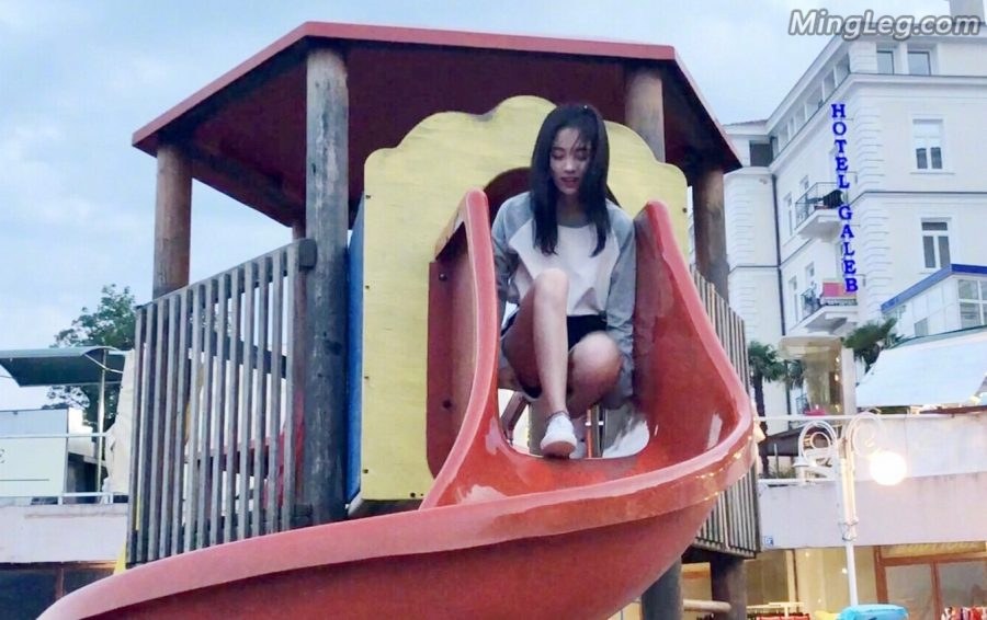 鞠婧祎玩滑梯跷跷板白腿看的流口水(4/7)