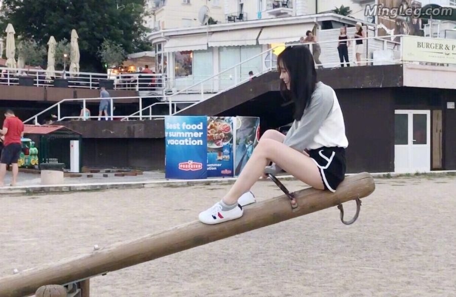 鞠婧祎玩滑梯跷跷板白腿看的流口水(6/7)