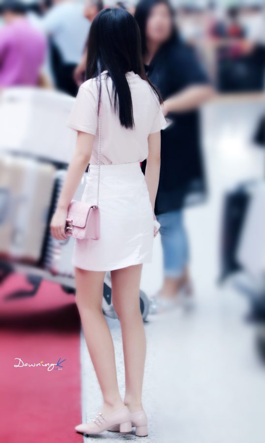 Ju Jingyi's slender legs street photo(2/2)