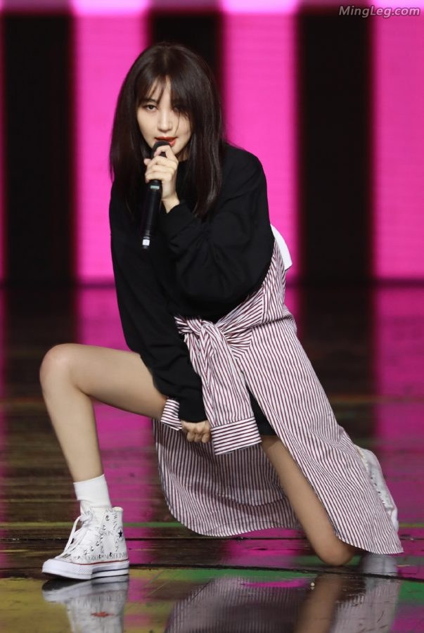 李菲儿纤细美腿跳舞(1/5)