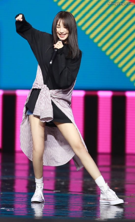 李菲儿纤细美腿跳舞(3/5)