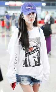 李小璐白嫩美腿机场真实拍摄
