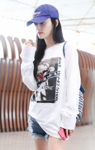 李小璐白嫩美腿机场真实拍摄