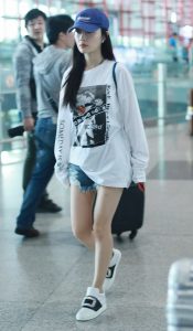 李小璐白嫩美腿机场真实拍摄