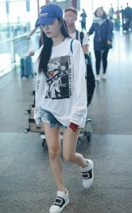 李小璐白嫩美腿机场真实拍摄