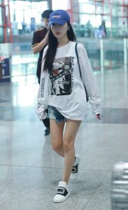 李小璐白嫩美腿机场真实拍摄