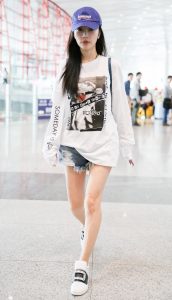 李小璐白嫩美腿机场真实拍摄