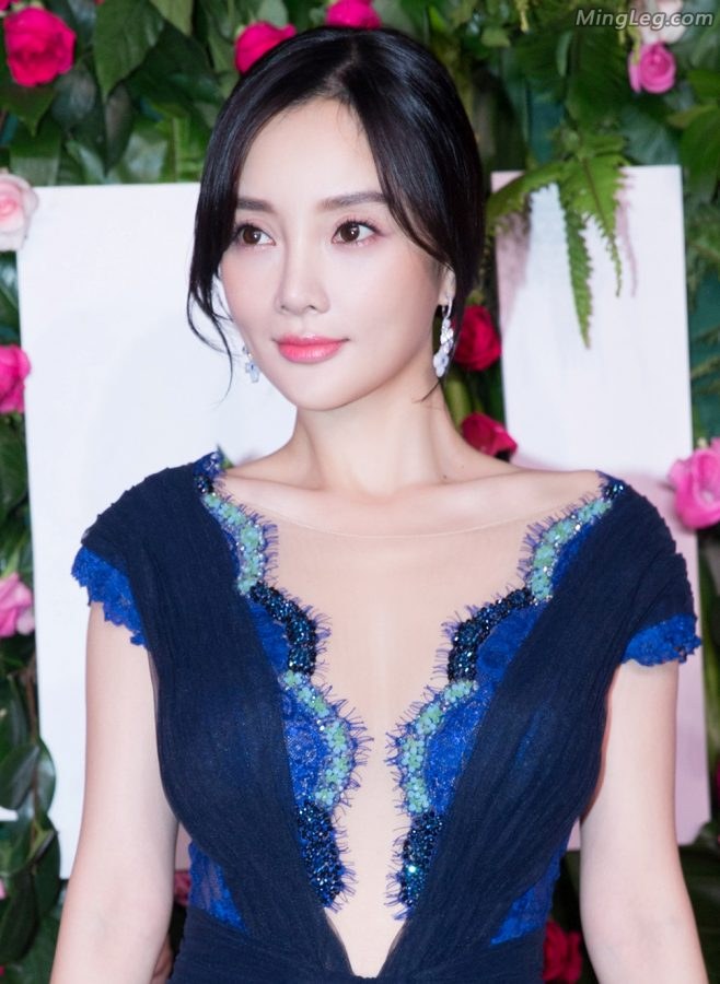李小璐这篇不露腿就是看胸(3/9)