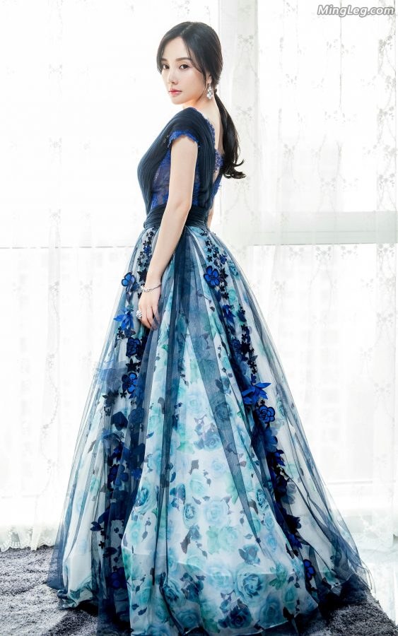 Li Xiaolu didn't show her legs in this article, just looking at her breasts(5/9)