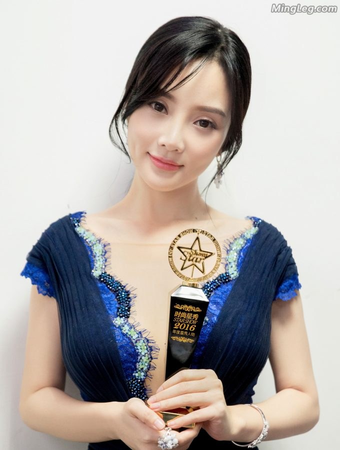 李小璐这篇不露腿就是看胸(9/9)