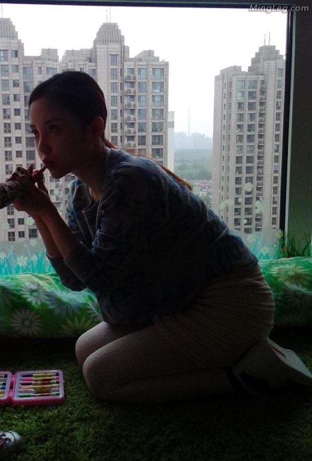 Li Xiaolu wears patterned white socks and sneakers at home(4/4)